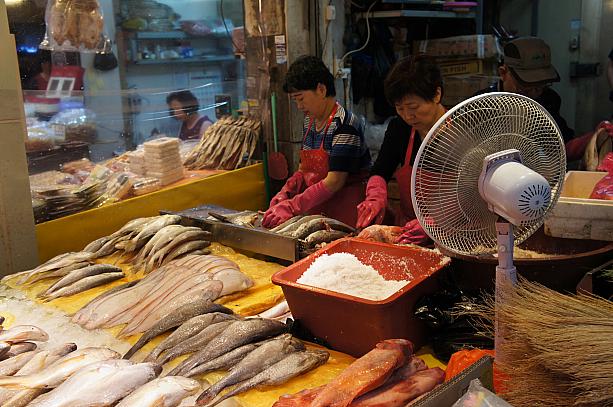 祭祀料理に欠かせないお魚などの海産物のお店は大忙し！