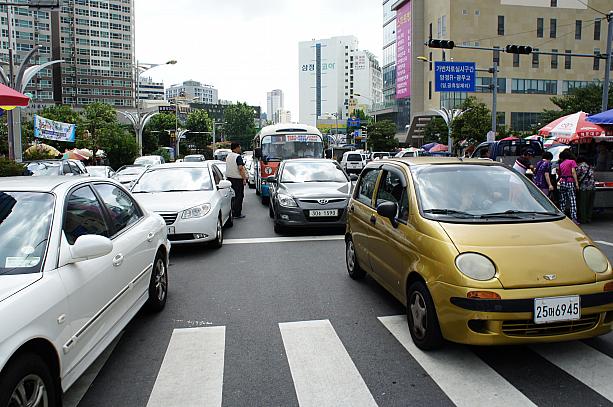 市場の前は車も大渋滞！すでに連休前のソワソワ＆混雑が始まっている釜山です！