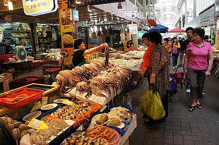 祭祀料理に欠かせないタコやお魚などの海産物のお店は大人気！