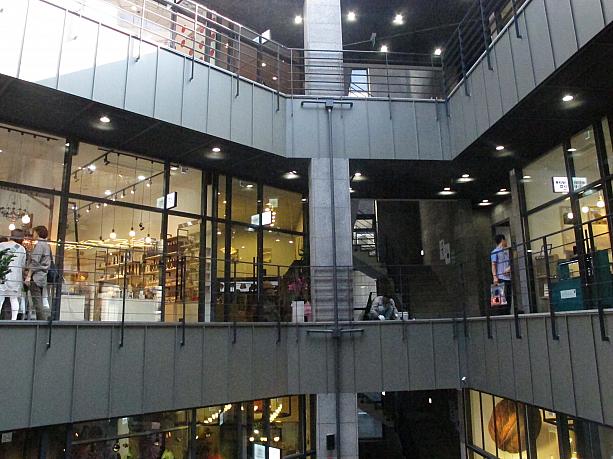 建物内には伝統工芸品店や韓国のデザイナーショップ、おしゃれなカフェいっぱい！