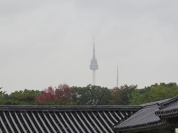 屋根越しにはうっすらと雨にけぶるソウルタワーが。
