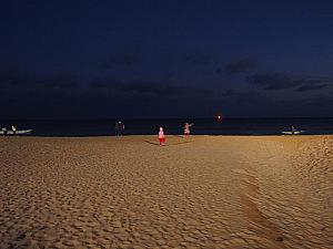 夜でも海岸沿いの明るさのおかげで素敵な雰囲気のビーチ！