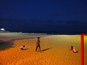 夜でも海岸沿いの明るさのおかげで素敵な雰囲気のビーチ！