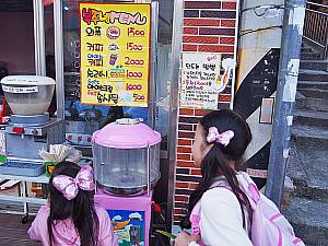 綿菓子を自分で作って食べられるお店は子供達に人気。なんと500ウォン！さっき見た超美しい綿菓子の10分の1の値段で済ませる節約主婦