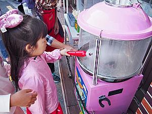 綿菓子を自分で作って食べられるお店は子供達に人気。なんと500ウォン！さっき見た超美しい綿菓子の10分の1の値段で済ませる節約主婦