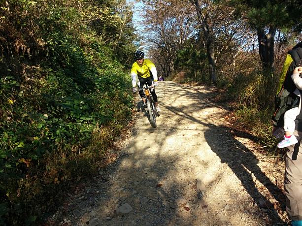 ここファンリョン山でももうすぐキレイな紅葉が楽しめるんです！自転車で山を楽しむ方もいましたよ～＾＾
