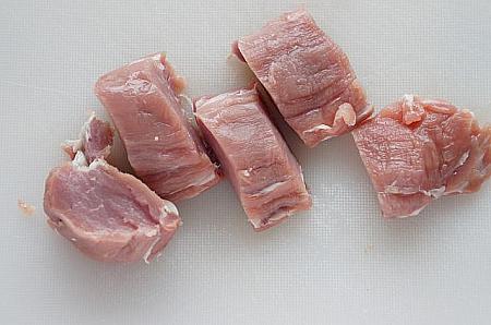②豚肉は４～６等分に切る。