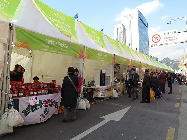 イベントはソウル広場だけでなく 光化門広場、清渓川清渓広場などでも開催！ソウル広場横の通り、テピョン路では全国各地のキムチの試食販売も！