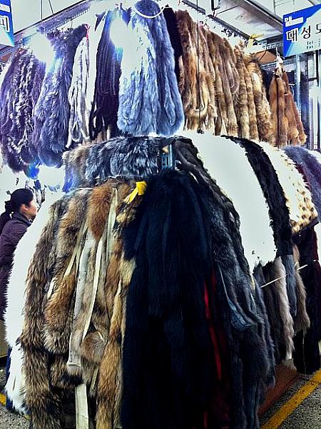 【プチオーダー】毛皮とパーツを買ってバッグを作ってもらおう！ オーダー バッグオーダー オーダーメイド 縫製屋 縫製工場 縫製 毛皮 バッグ東大門総合市場