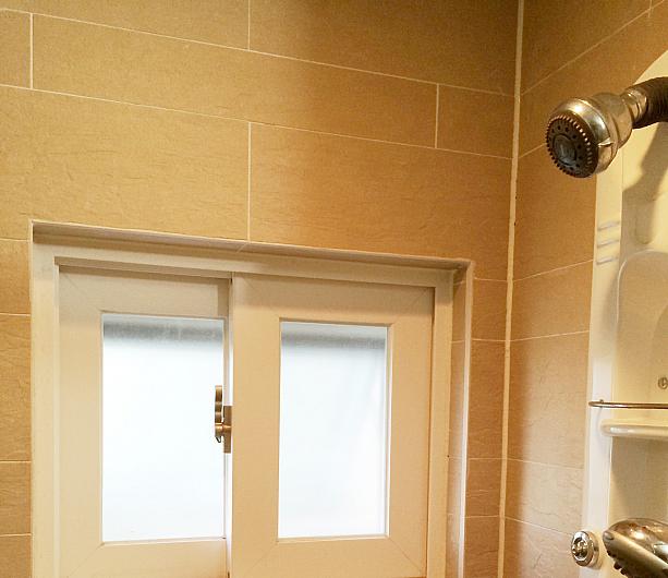 元々の建てつけの問題で、バスルームの窓が鍵をかけてもすき間があいているナビ家。<BR>シャワー・お手洗い中にマイナス10度のすきま風が襲います･･･