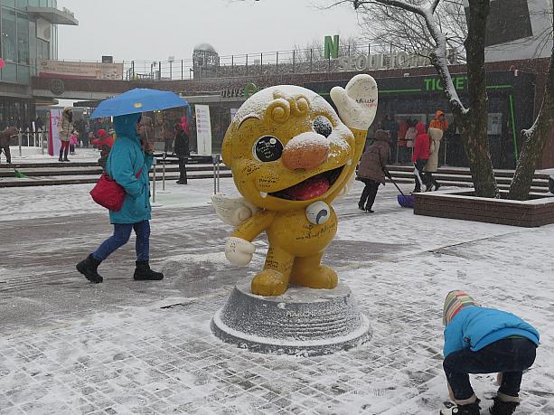 ソウル市のキャラクター、ヘチにも雪がつもってる。ちょっと寒そう・・・