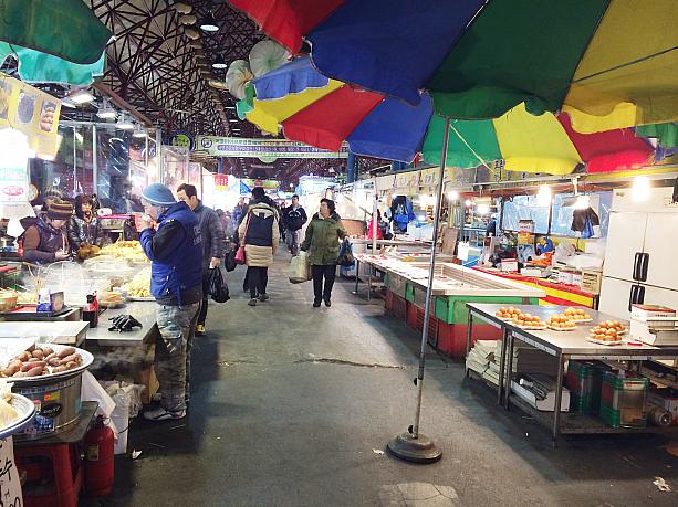 広蔵市場は食べ物の屋台で有名ですが、こちらソウル中央市場もそんな雰囲気をめざしているのでしょうか？<BR><BR>昔は周辺の小道までお店がびっしりと並んで大賑わいだったという中央市場。地下には刺身センターもありますが、ここ何年かは野菜やお魚や食材を売っていてもどうしてもさびれた雰囲気がただよっていました。それがここのところ数ヶ月で、食べ物の屋台が増え始めてからは少しずつ賑わいを取り戻しているよう。市場の真ん中あたりには市場としての休憩所も作られました。<BR>新しい取り組みによりこれからどんどんお店が増えていきそうな予感がします。<BR>１年後・２年後が楽しみな市場へぜひ立ち寄ってみてください～！