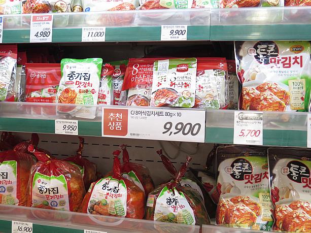 韓国といえばキムチ！おみやげ用にキムチが頑丈な袋に小分けされ売っているから日本に持ち帰る時、キムチが漏れなくて便利！！