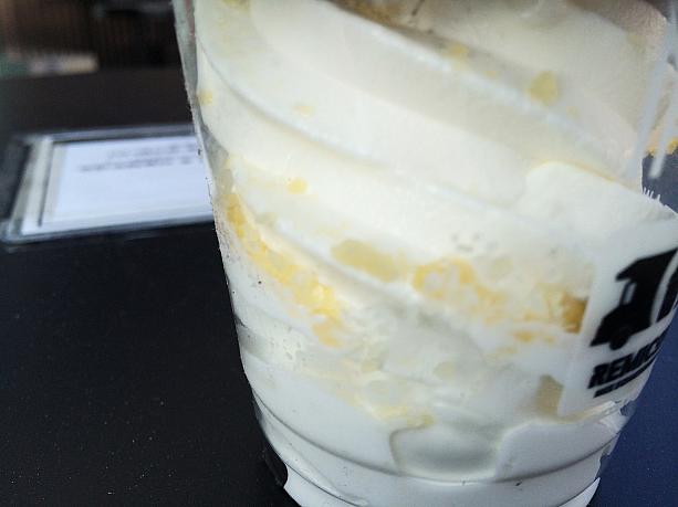 よく見るとソフトクリームの中に黄色いものが。<BR>日本にもパチパチするお菓子ありますよね。これもそんな感じで口にいれるとパチパチします～！