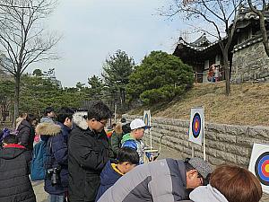 韓国の伝統遊び、弓矢撃ち。