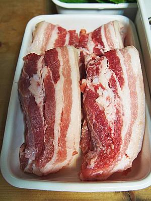 厚めの豚バラ肉。今回は皮までついたオーギョプサル（五枚肉）を使っていますが、サムギョプサル（三枚肉）とそれほど違いはありません。