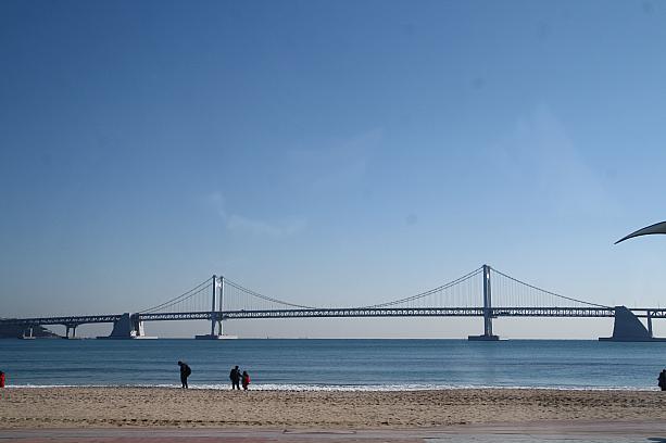 海に行きたぁ～いということで、広安里ビーチへ！ビーチを横断するように橋が架かっています。
