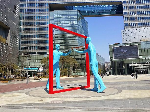 MBC新社屋の前にあるこのアート作品はDMCの顔とも言えるかもしれません。鏡は間にはありませんよ。
