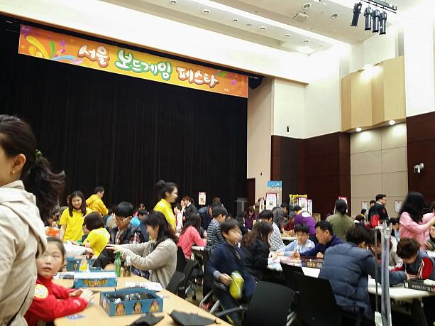 さまざまなメディア関連の会社が集まるデジタルメディアシティことＤＭＣ。こちらにあるソウル産業振興院のビルで３月28日、「ソウルボードゲームフェスタ」が開かれました。韓国のボードゲームメーカーが数社集まって開いたイベントで、珍しいボードゲームを無料体験できるということで、多くの人が集まり盛り上がりました。