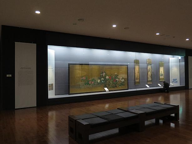 現在、博物館では朝鮮通信使の展示会が開かれています。 江戸時代、朝鮮と日本を往復した通信使。こちらは立派な襖絵。これは日本から当時の朝鮮王室に送られたもの？