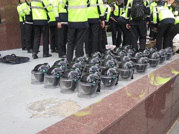 外にでると建物前に警察官とヘルメットがいっぱい！