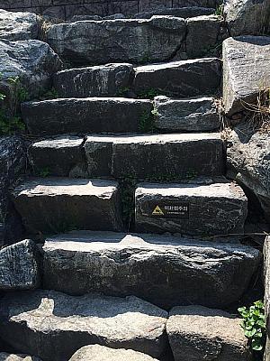 ごつごつした石が積み上げられてできた階段。雰囲気はあるけどできればきれいな階段を安全に上り下りしたいなぁ。