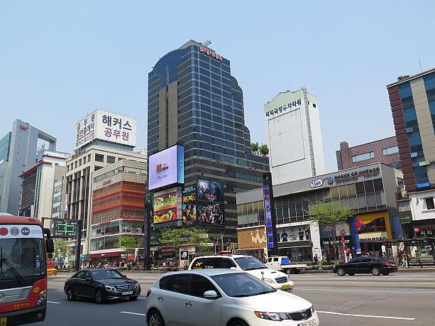 たくさんのビルが建ち並ぶビジネス街、江南（カンナム）。