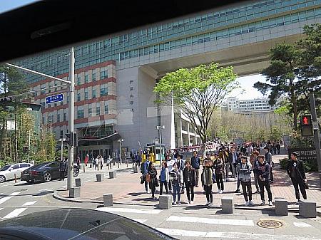 弘益大学の正門。学生が多い！