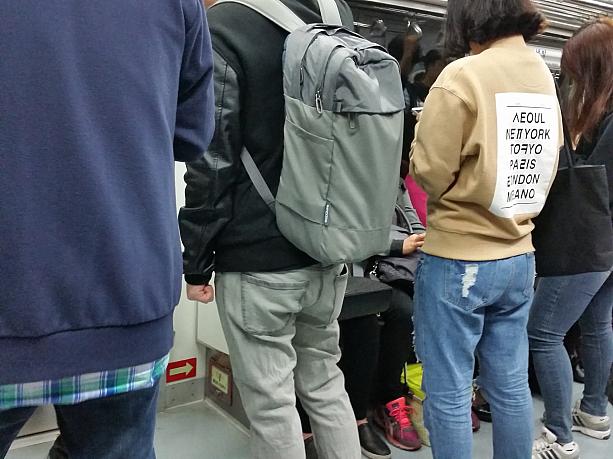 ふと、地下鉄に乗っていたときに目に入ってきたロングＴシャツのロゴ。背中にソウル・ニューヨーク・東京？！なんと！よく見てみると世界の首都をハングルと英語でコラボして書かれているオシャレデザイン！