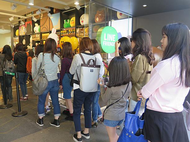 写真を撮るために並ぶ人も。ソウル市内にどんどん増えつつあるラインフレンズショップ。ラインの人気はとどまるところを知りません！