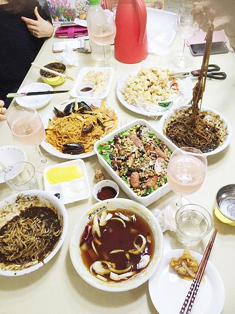 オンマたちのモイムはとにかく集まる事に意義がある！食事はなんでもいいんです。ということでペダル（出前）がよく利用されているんです～今回はこれまた人気の中華。韓国風の中華料理です。<BR>テーブルセッティングがあまり美しくないのも文化の一つ？！