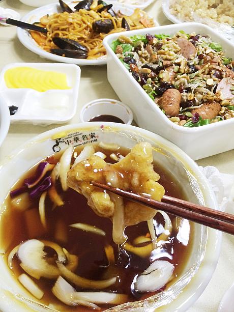 タンスユク（酢豚）は揚げたカリカリのものをとろみのあるタレにつけながら食べるので最後までカリカリ感を楽しめます。日本の酢豚とはちょっと味が違います～