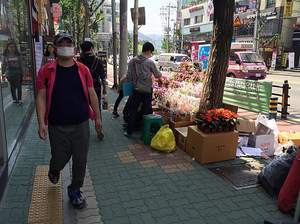 韓国でもカーネーションを贈り、日ごろの感謝の気持ちを伝えます。この日は道端に即席花屋さんが増えます＾＾