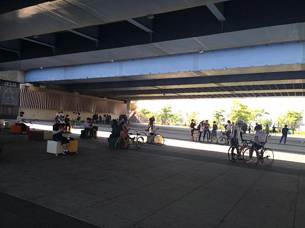 橋の下は自転車や日差しをさけて遊ぶ人々などがたくさん。