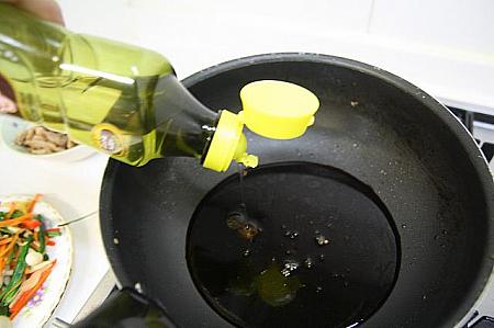 醤油と水あめ（さっちゃんはアガベシロップで代用）、サラダ油を入れてグツグツ。