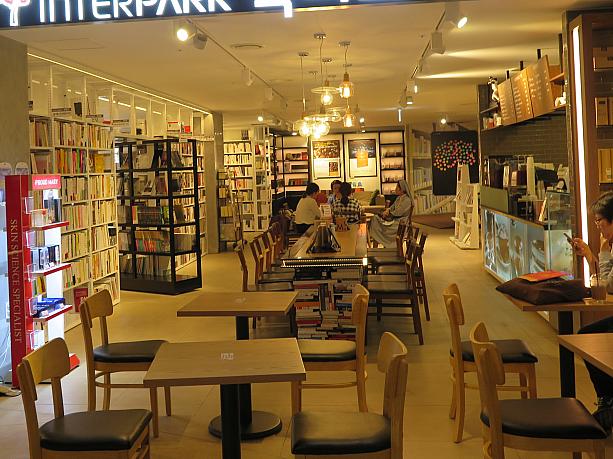 書店とカフェが一緒になったブックカフェもあります。