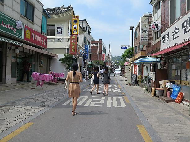 昔の韓国の風情が味わえる町、北村（プッチョン）！日差しが強い日は女性のファッションもワンピースの人が多いな～