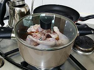 鶏とヤンニョム、水を入れて弱火で１５分煮込み