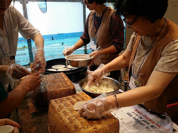 済州島（チェジュド）ではご当地グルメのそば粉クレープの試食が配られていました。