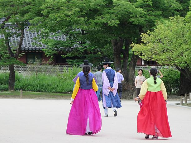 古宮で韓服の姿を見かけると、朝鮮王朝時代にタイムスリップした気分に！