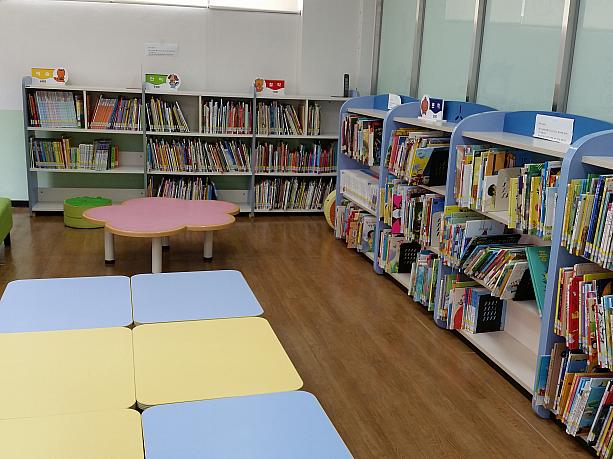 韓国のとある図書館も児童書籍コーナーは靴を脱いで閲覧する場所もアリ