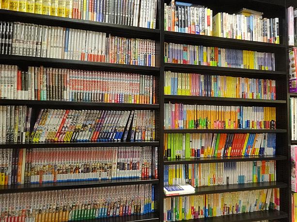 日本語書籍のコーナーも。文庫や漫画のほか、雑誌もあります。