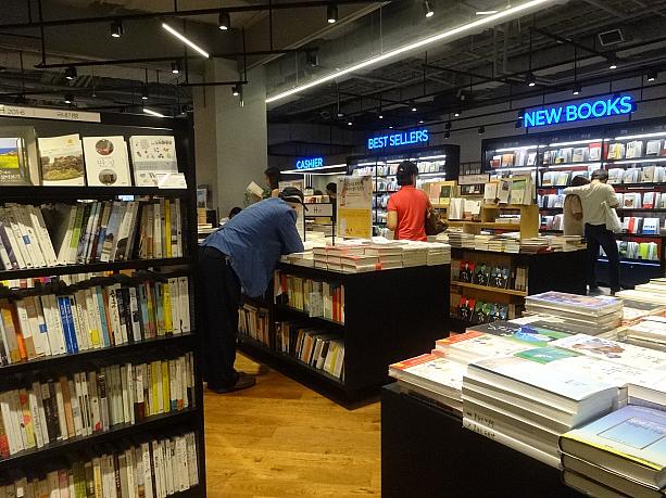 エアコンが効いた本屋さんは夏の人気のスポット！本好きの方は韓国で本もチェックしてみると面白いかも！
