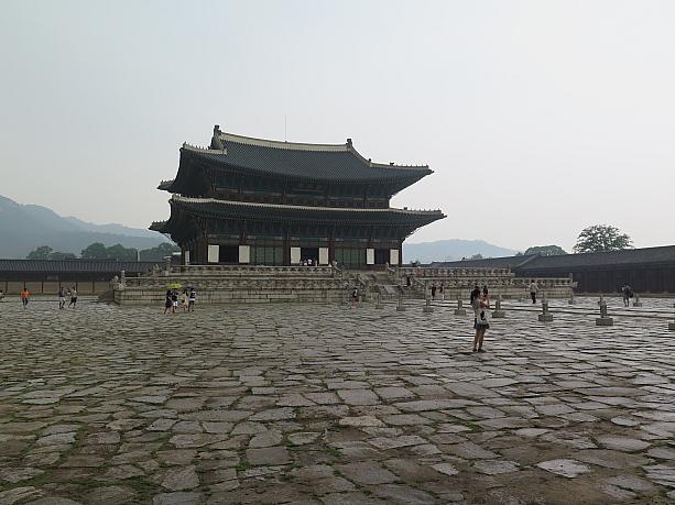 博物館から足を伸ばすとすぐ景福宮！ここでは朝鮮時代の王宮と近代のソウル、２つの時代が楽しめます！