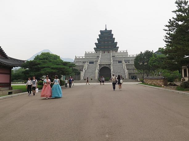 目の前には有名なお寺の形をした国立民俗博物館が。