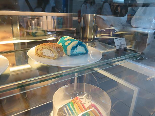 レインボーケーキの次はカラーが印象的な青空ロール？