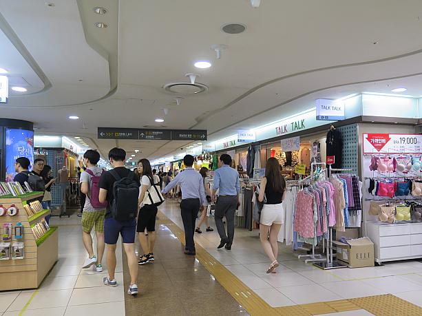 江南駅にもある地下ショッピングモール。