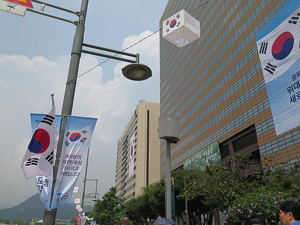 ビルや道路沿いなど、あらゆるところに太極旗が掲げられてます。