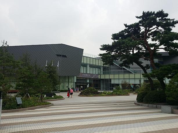 青瓦台と韓国やソウルの広報館として知られる「青瓦台サランチェ」。こちらの企画展示室で開かれている「工芸、生活を作る」を見てきました～