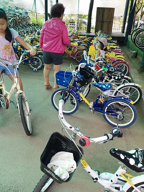 キッズ用の自転車は体型に合わせて各種サイズが取り揃えられています。補助輪付きの自転車もあるのでママも安心。三輪車も～